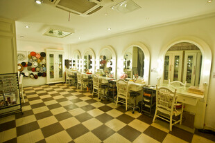 时尚明亮的室内化妆空间