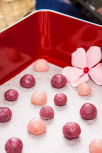 多彩糖果与粉色小花