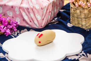 彩绘鸡蛋置于雅致装饰中