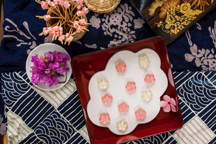 中式糕点摆放在传统织物上