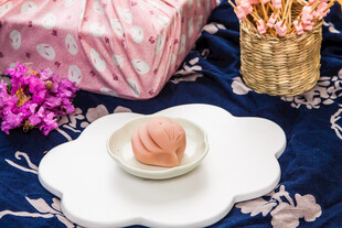 精致糕点与浪漫花束组合