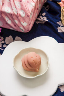 心形糕点置于精致盘中