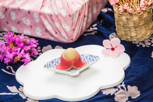日式甜点摆放在精致盘上