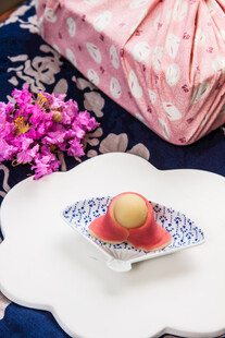 日式精致甜点与花卉摆盘