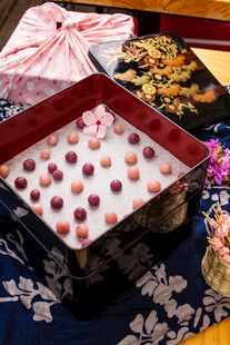 日式甜点礼盒中的多彩团子
