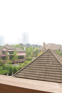 俯瞰屋顶与周围建筑景观