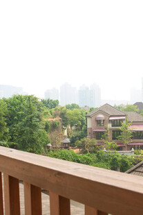 阳台外的绿意与建筑景观