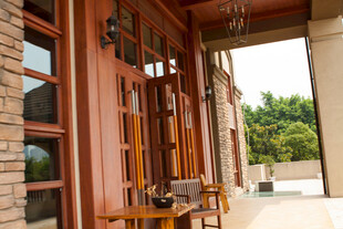 古朴木质门廊户外休闲处