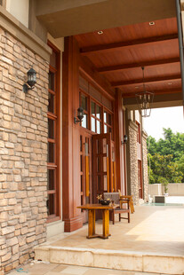 木质廊架下的户外休闲空间