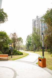 城市公园中的休闲小径