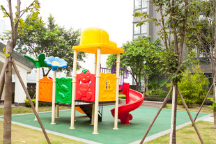 多彩户外儿童游乐设施