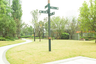 公园指路牌立于绿草地中