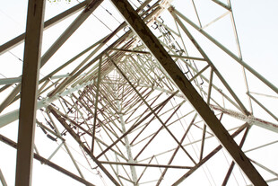 仰视钢结构框架