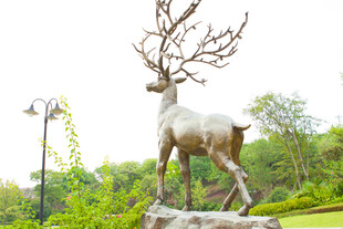 户外鹿形雕塑