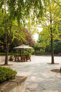 林荫下的休闲户外空间