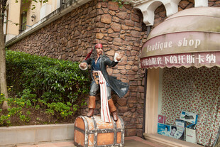 街头艺人雕像与复古场景