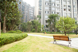 小区内的静谧休憩角落