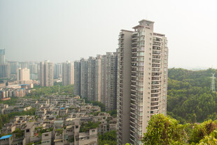 城市高楼与低矮建筑景观
