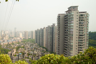 城市高楼与低矮建筑景观