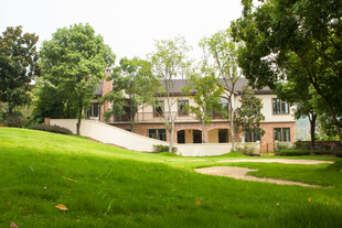 绿树环绕的精美别墅