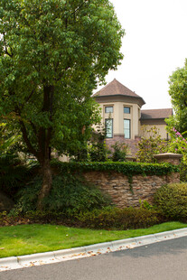 豪华别墅旁的绿意景致