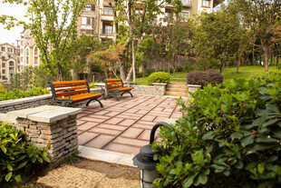 小区内的静谧休闲花园