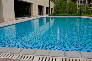 小区内清澈的蓝色游泳池