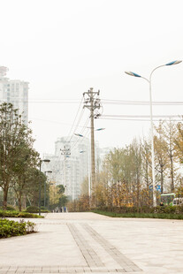 城市空旷道路与周边景致