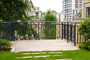 庭院铁艺围栏与绿植景观