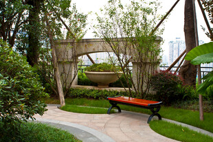 花园中的休闲长椅与绿植