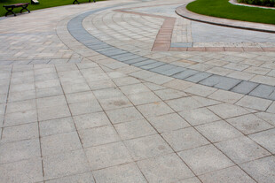 户外砖石铺就的弯曲步道
