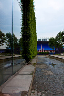 现代建筑旁的绿植景观