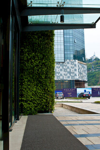 城市中绿植装点的现代通道