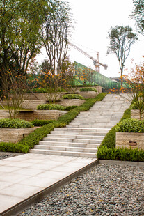 户外阶梯式绿植景观步道