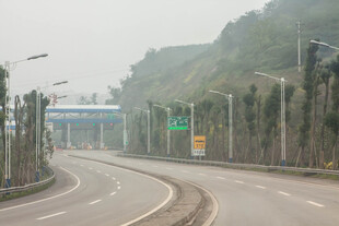 蜿蜒公路与远处收费站