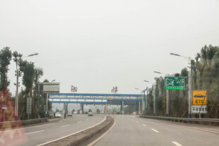 城市高架道路景象