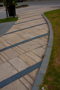 弯曲步道的石质路面