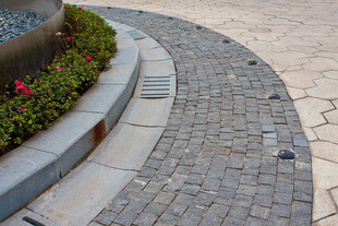 石板小径旁的多彩花坛