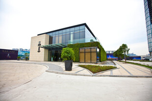 现代风格玻璃绿植办公楼
