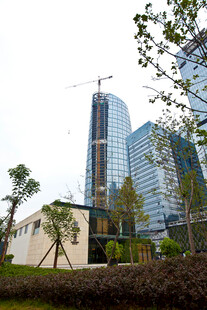 城市在建高楼与周边景致