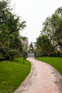 小区内的砖石小径与绿植