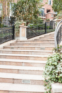 户外精致石阶与绿植景观