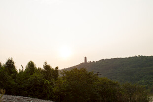 日落时分的山丘与树木