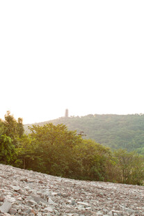 山坡上的植被与石砌景观