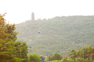 山林间的矗立高塔