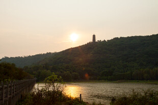 夕阳下河畔古塔美景