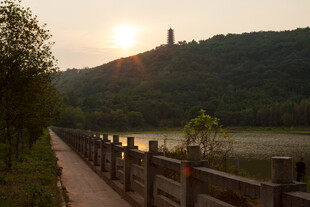 夕阳下湖畔木栈道美景