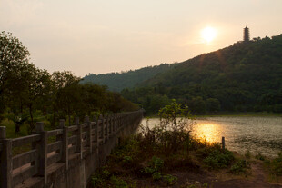 夕阳下河畔与远处山景