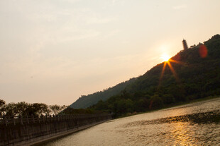 夕阳下河畔的壮美山景