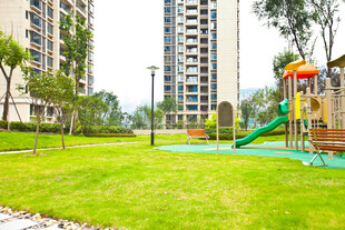 小区内的儿童游乐休闲草坪